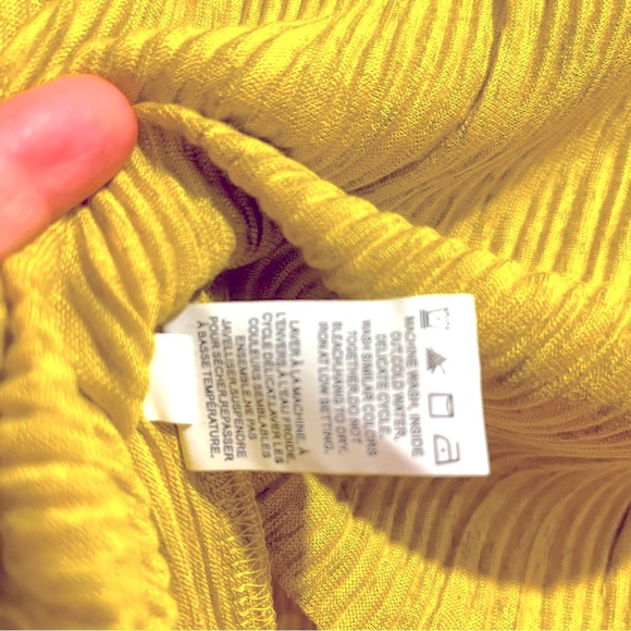 NWT-RW&CO Crinkle Crew-Neck Cap Sleeve T-Shirt, yellow, size M perfect condition - Picture 10 of 11